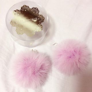 リルリリー(lilLilly)のポンポンファーピアス(ピアス)