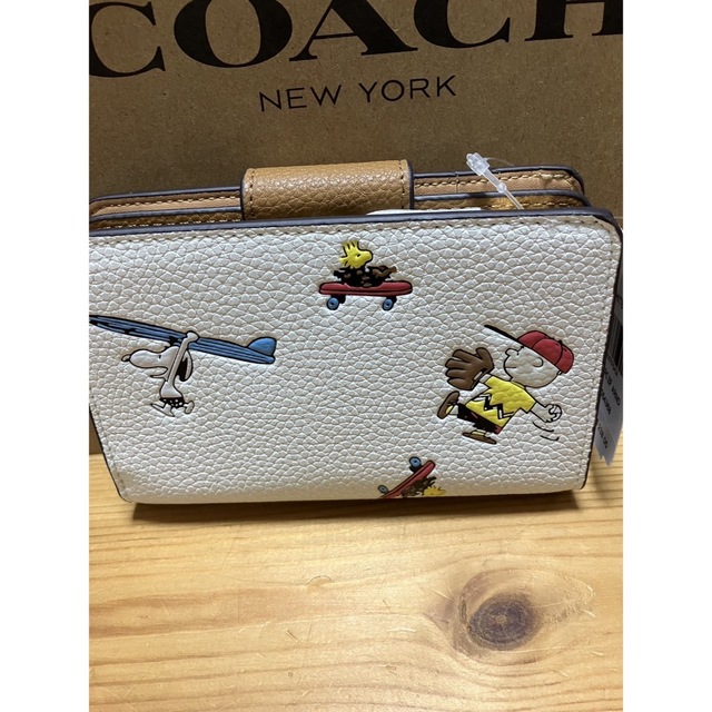 COACH(コーチ)の二つ折り財布 アウトレットCOACH チャーリーブラウン ホワイト COACH レディースのファッション小物(財布)の商品写真