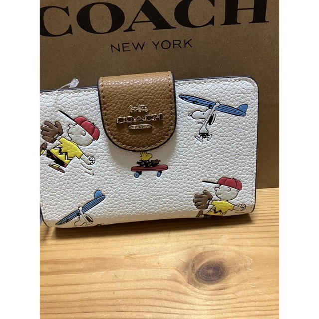 COACH(コーチ)の二つ折り財布 アウトレットCOACH チャーリーブラウン ホワイト COACH レディースのファッション小物(財布)の商品写真