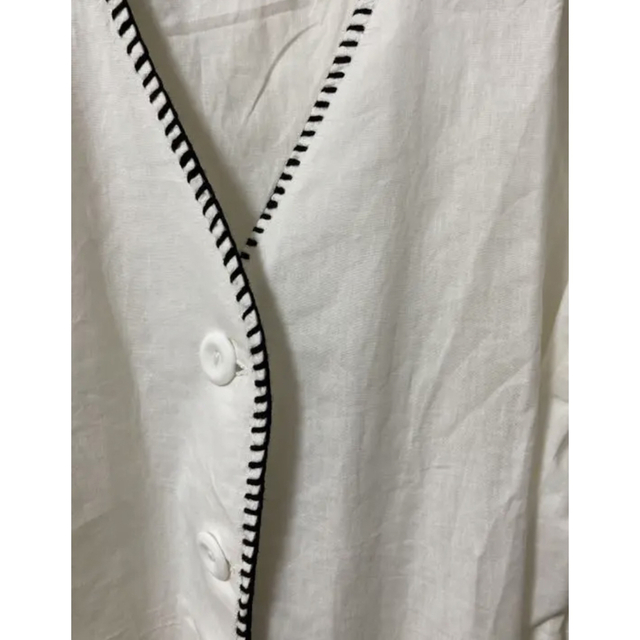 JUNOAH(ジュノア)のJUNOAH 配色ステッチＶネックボタンブラウス レディースのトップス(シャツ/ブラウス(半袖/袖なし))の商品写真
