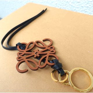 LOEWE - ロエベ 美品 ゴールド×黒 アナグラム チャーム キーホルダー