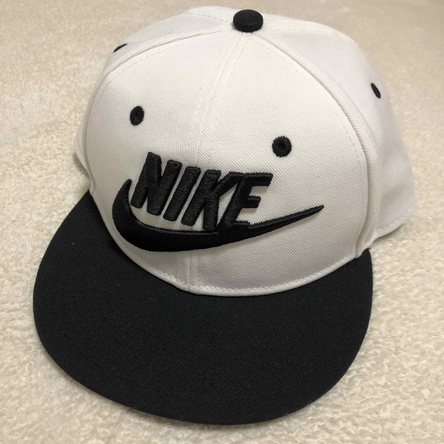 NIKE(ナイキ)の新品未使用 タグ無しNIKE(ナイキ)kidsキャップ キッズ/ベビー/マタニティのこども用ファッション小物(帽子)の商品写真