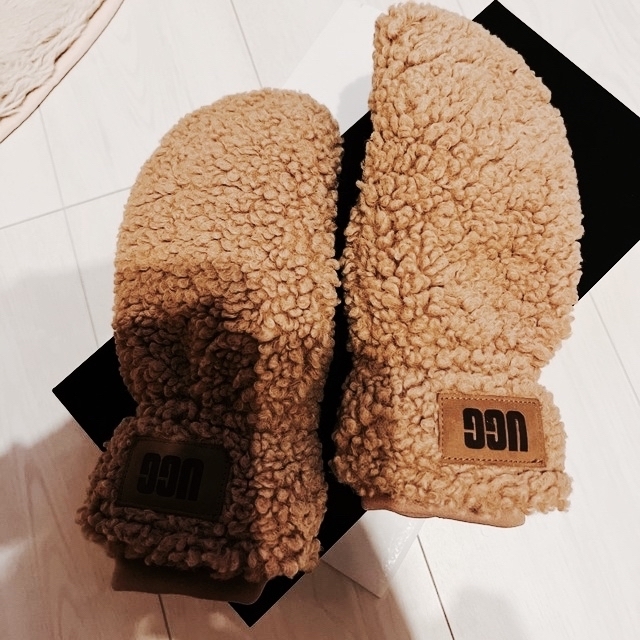 UGG(アグ)のアグの手袋　　　花は散るらん様専用 レディースのファッション小物(手袋)の商品写真