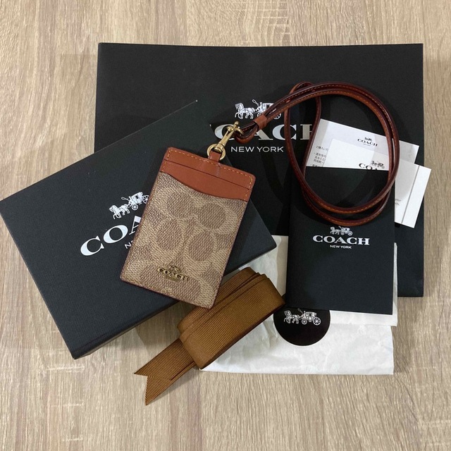 COACH(コーチ)のCOACH IDケース カードケース　ラッピング一式込み　※最終お値下げ中 レディースのファッション小物(パスケース/IDカードホルダー)の商品写真