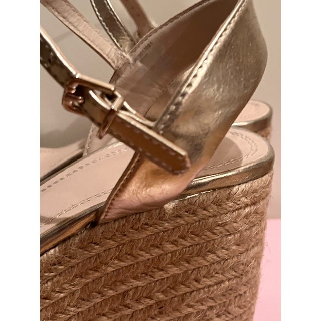 ZARA(ザラ)のZARA ゴールド　夏　サンダル　ヒール　 レディースの靴/シューズ(サンダル)の商品写真