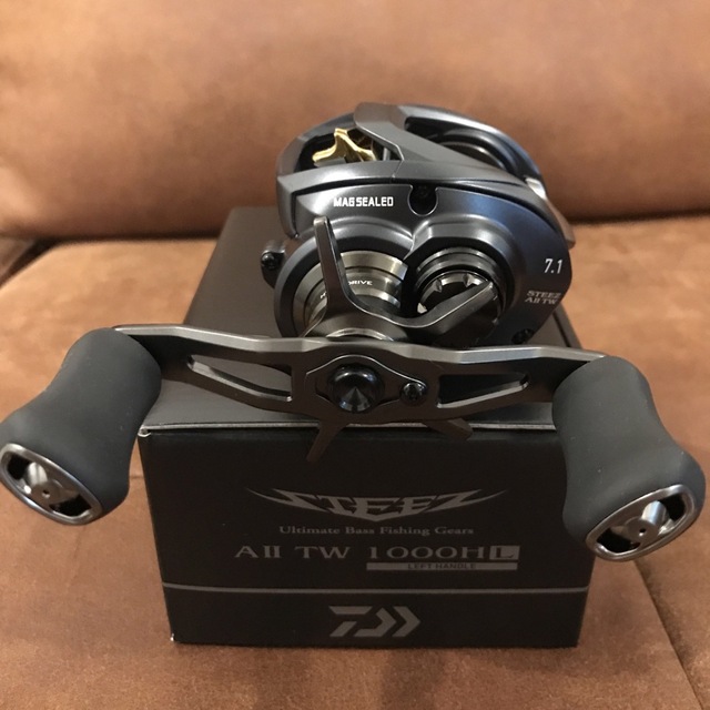 DAIWA(ダイワ)の【新品未使用】ダイワ 23スティーズA2 TW 1000HL左ハンドル スポーツ/アウトドアのフィッシング(リール)の商品写真