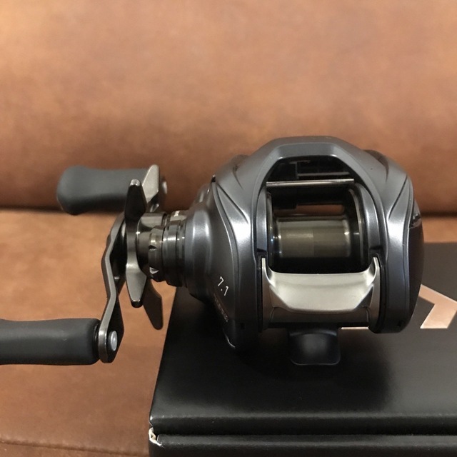 DAIWA(ダイワ)の【新品未使用】ダイワ 23スティーズA2 TW 1000HL左ハンドル スポーツ/アウトドアのフィッシング(リール)の商品写真