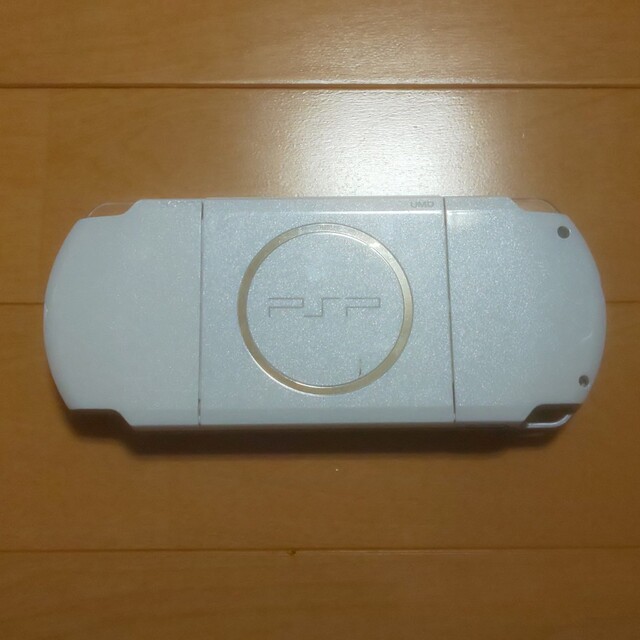 PlayStation Portable(プレイステーションポータブル)の（管04）PSP-3000（ホワイト）すぐ遊べるセット エンタメ/ホビーのゲームソフト/ゲーム機本体(携帯用ゲーム機本体)の商品写真