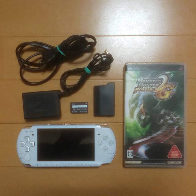 PlayStation Portable(プレイステーションポータブル)の（管04）PSP-3000（ホワイト）すぐ遊べるセット エンタメ/ホビーのゲームソフト/ゲーム機本体(携帯用ゲーム機本体)の商品写真