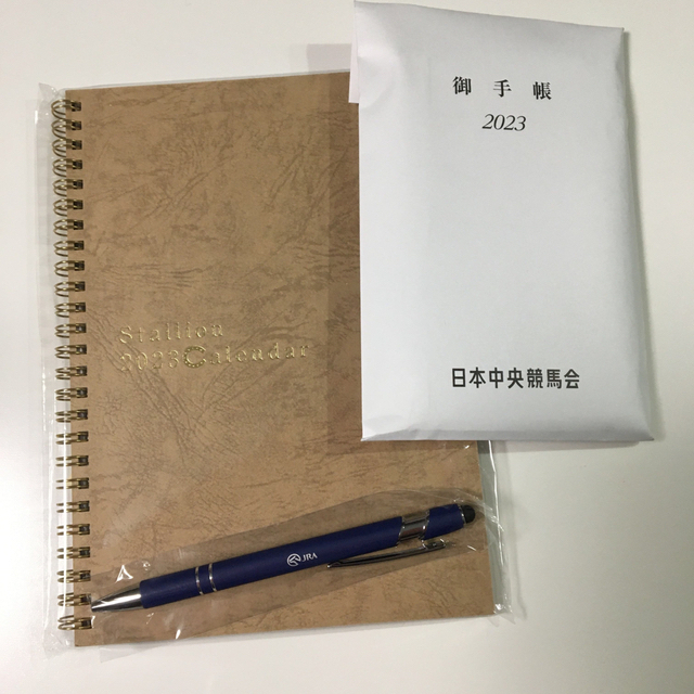 JRA 2023年　卓上カレンダー  手帳　ボールペン  インテリア/住まい/日用品の文房具(カレンダー/スケジュール)の商品写真