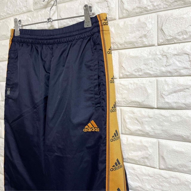 adidas(アディダス)のアディダス　冬用シャカシャカパンツ　トレーニングパンツ　メンズLサイズ メンズのパンツ(その他)の商品写真