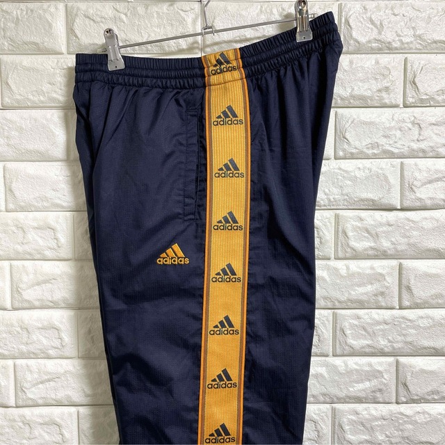 adidas(アディダス)のアディダス　冬用シャカシャカパンツ　トレーニングパンツ　メンズLサイズ メンズのパンツ(その他)の商品写真