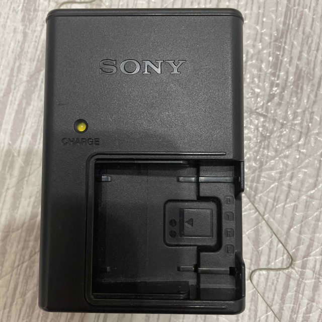 SONY(ソニー)のSONYバッテリーチャージャー BC-CSD スマホ/家電/カメラのスマートフォン/携帯電話(バッテリー/充電器)の商品写真