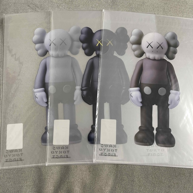 MEDICOM TOY(メディコムトイ)のKAWS TOKYO FIRST 限定 クリアファイル A4サイズ 2枚組×3 エンタメ/ホビーのアニメグッズ(クリアファイル)の商品写真