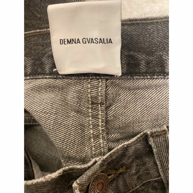 白木/黒塗り vetements ロゴ 刺繍 ダメージ デニムパンツ リーバイス
