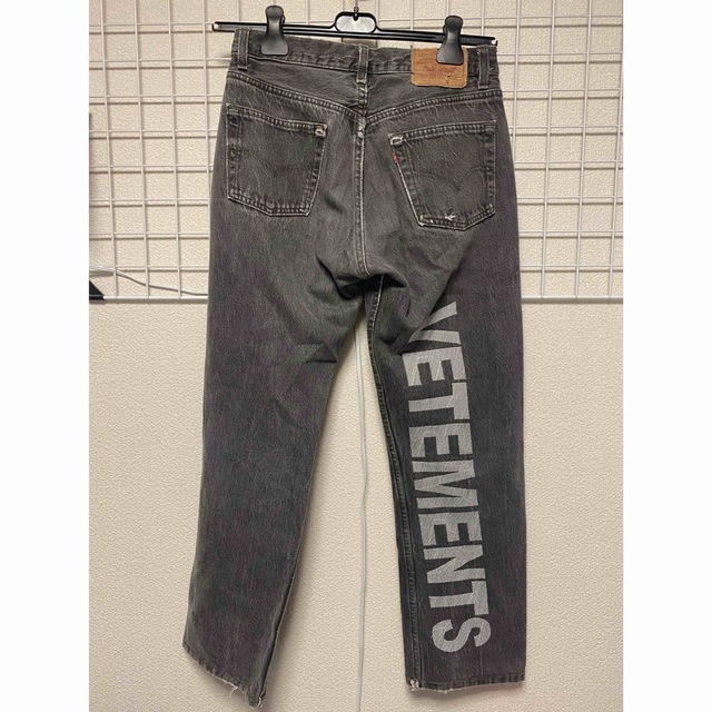 完璧 VETEMENTS ロゴ 刺繍 ダメージ デニムパンツ リーバイス