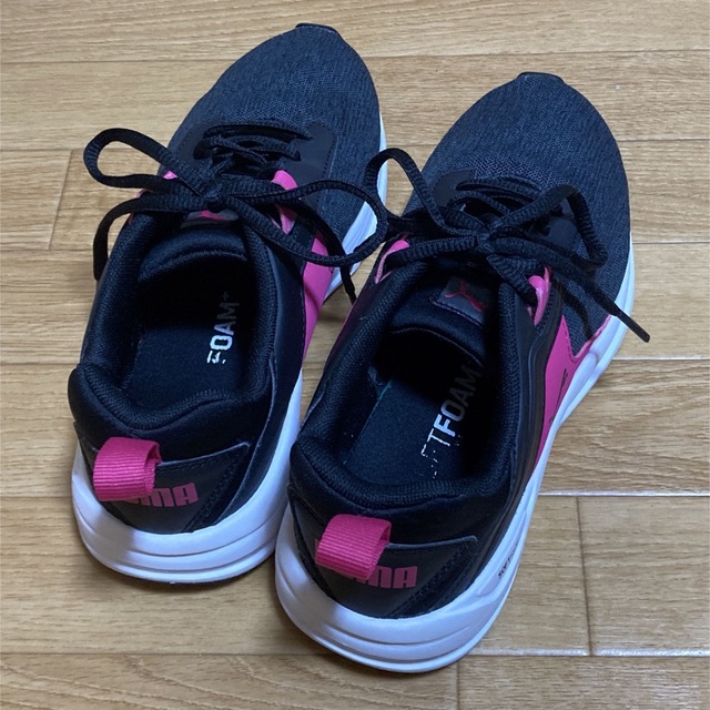 PUMA(プーマ)のpuma スニーカー ランニングシューズ 22.5 キッズ/ベビー/マタニティのキッズ靴/シューズ(15cm~)(スニーカー)の商品写真