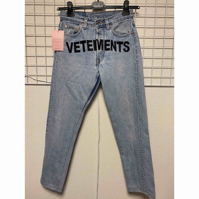 新品 vetements ロゴ 刺繍 デニム リーバイス | フリマアプリ ラクマ