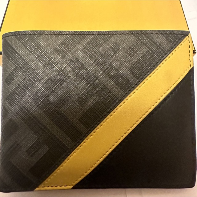 FENDI - 【美品】フェンディ 二つ折り財布 メンズ ブラック 箱付きの