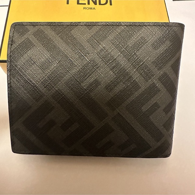 ❗️最終値下げ❗️FENDI フェンディ二つ折り財布　箱付き　メンズ　レディース