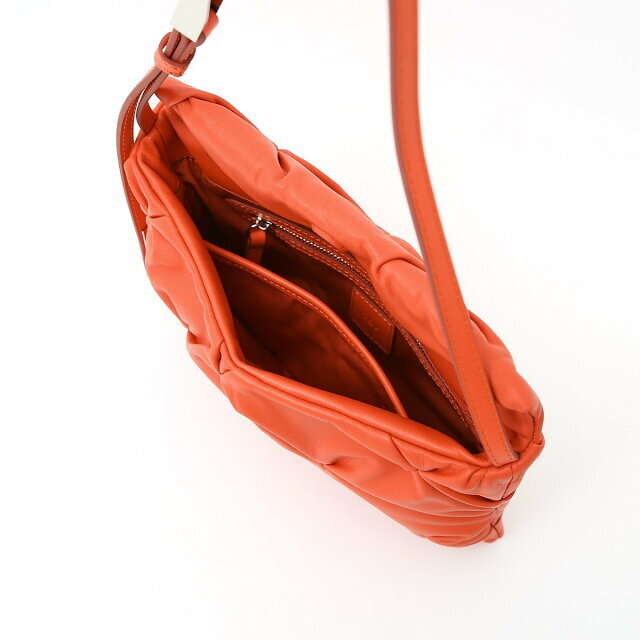 qualite(カリテ)の【オレンジ】【F】【TOV】タックワークショルダーバッグ レディースのバッグ(ショルダーバッグ)の商品写真