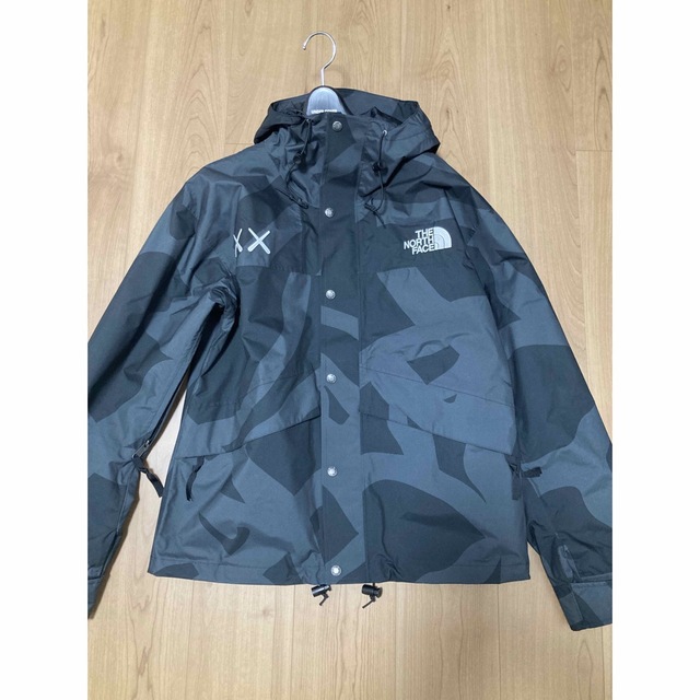 THE NORTH FACE(ザノースフェイス)のKAWS The North Face Mountain Jacket 黒 S メンズのジャケット/アウター(マウンテンパーカー)の商品写真