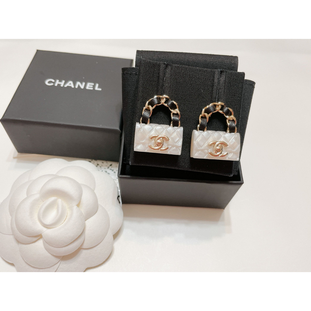 CHANEL シャネル　マトラッセ　バッグ　ピアス　ホワイト　白　ココマーク