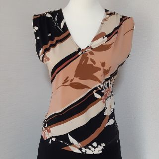 ビーシービージーマックスアズリア(BCBGMAXAZRIA)のBCBGMAXAZRIA 花柄ノースリーブブラウス(シャツ/ブラウス(半袖/袖なし))