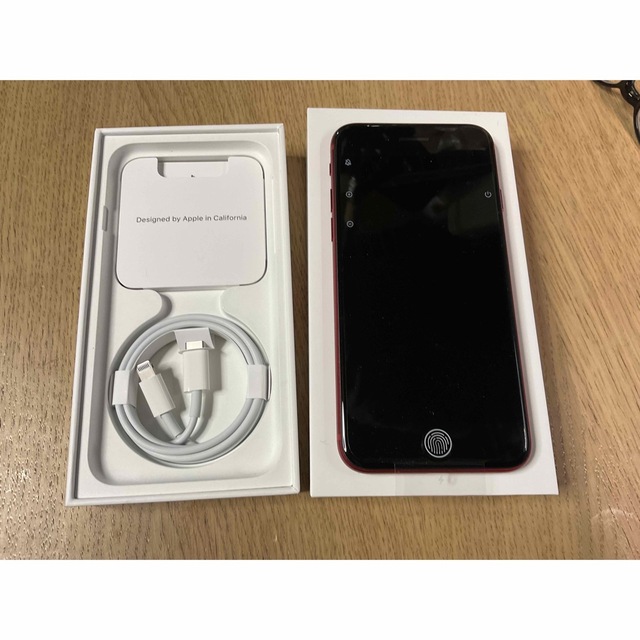 iPhone(アイフォーン)の新品同様品　Apple iPhoneSE 第3世代 64GB レッド  スマホ/家電/カメラのスマートフォン/携帯電話(スマートフォン本体)の商品写真