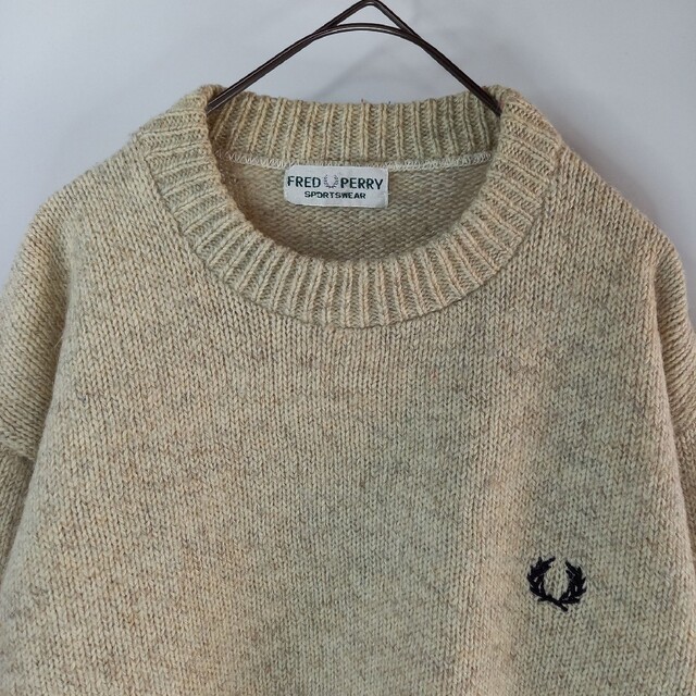 FRED PERRY(フレッドペリー)のフレッドペリー　クルーネック　ニットセーター　刺繍ロゴ　クリーム レディースのトップス(ニット/セーター)の商品写真