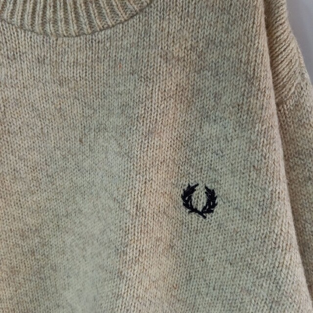 FRED PERRY(フレッドペリー)のフレッドペリー　クルーネック　ニットセーター　刺繍ロゴ　クリーム レディースのトップス(ニット/セーター)の商品写真