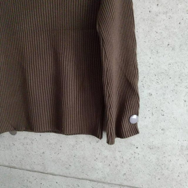 412△15 リブニットセーター 袖ボタン ブラウン 茶 ハイネック 長袖 冬物