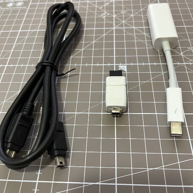 Apple Thunderbolt いらっしゃれ - FireWireアダプタA1463 ② Apple Thunderbolt いらっしゃれ - FireWireアダプタA1463 ②