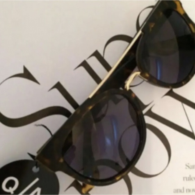 Quay Eyeware Australia(クエイアイウェアオーストラリア)の【新品】QUAY AUSTRALIA SUNGLASSES ODLN レディースのファッション小物(サングラス/メガネ)の商品写真