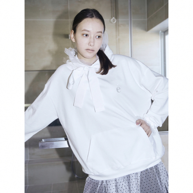 épine(エピヌ)のepine エピヌ é tulle ribbon hoodie white レディースのトップス(パーカー)の商品写真