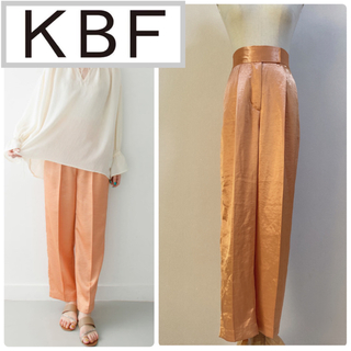 ケービーエフ(KBF)のKBF+ カラーサテンストレートパンツ(カジュアルパンツ)