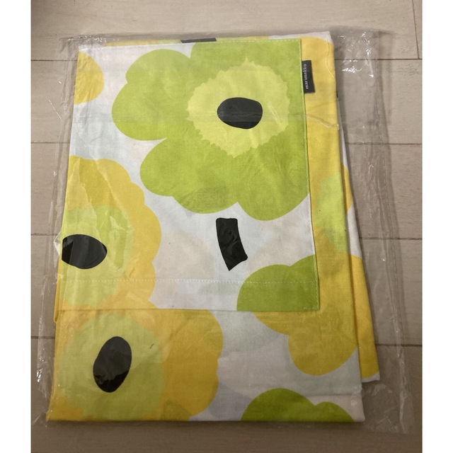 marimekko(マリメッコ)の新品　marimekko  マリメッコ   エプロン　イエロー　ウニッコ　花柄 インテリア/住まい/日用品のキッチン/食器(収納/キッチン雑貨)の商品写真