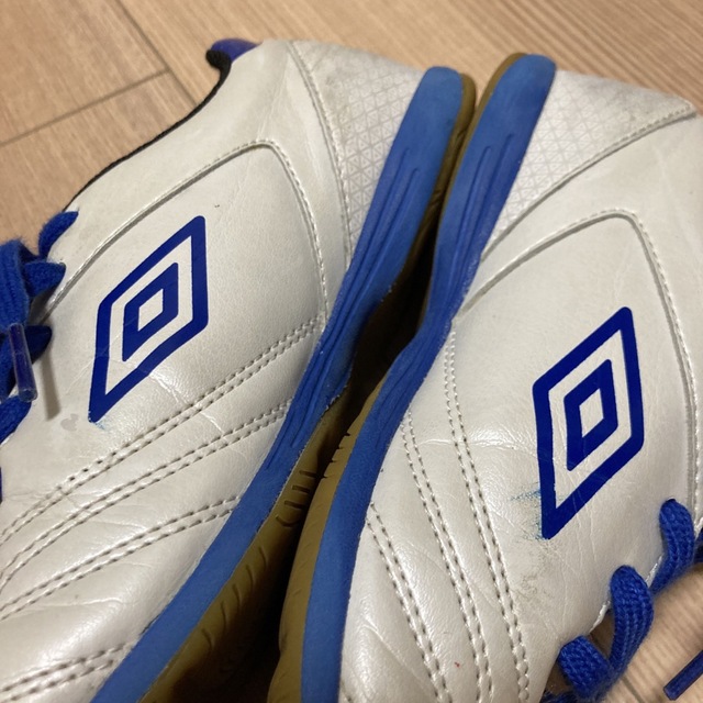 UMBRO(アンブロ)のアンブロ　フットサルシューズ　21センチ スポーツ/アウトドアのサッカー/フットサル(シューズ)の商品写真