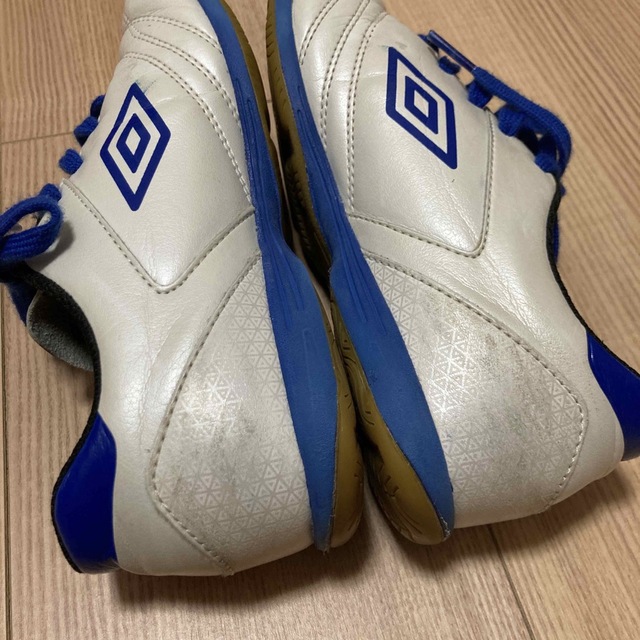 UMBRO(アンブロ)のアンブロ　フットサルシューズ　21センチ スポーツ/アウトドアのサッカー/フットサル(シューズ)の商品写真