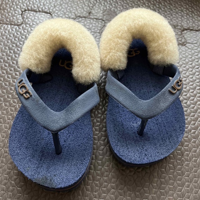 UGG(アグ)のサンダル　アグ　キッズ　ベビー キッズ/ベビー/マタニティのベビー靴/シューズ(~14cm)(サンダル)の商品写真