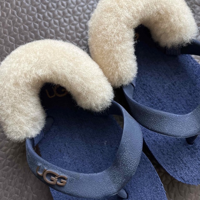 UGG(アグ)のサンダル　アグ　キッズ　ベビー キッズ/ベビー/マタニティのベビー靴/シューズ(~14cm)(サンダル)の商品写真