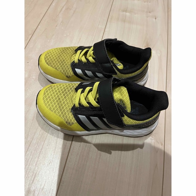 adidas(アディダス)のアディダス　スニーカー　サイズ18センチ キッズ/ベビー/マタニティのキッズ靴/シューズ(15cm~)(スニーカー)の商品写真