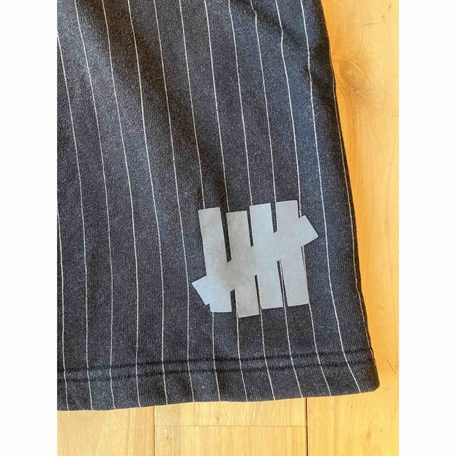 UNDEFEATED(アンディフィーテッド)のUNDEFEATED SWEAT SHORT PANT STRIPE BLACK メンズのパンツ(ショートパンツ)の商品写真