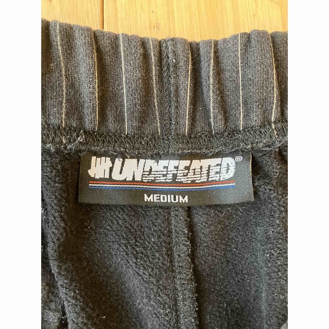 UNDEFEATED(アンディフィーテッド)のUNDEFEATED SWEAT SHORT PANT STRIPE BLACK メンズのパンツ(ショートパンツ)の商品写真