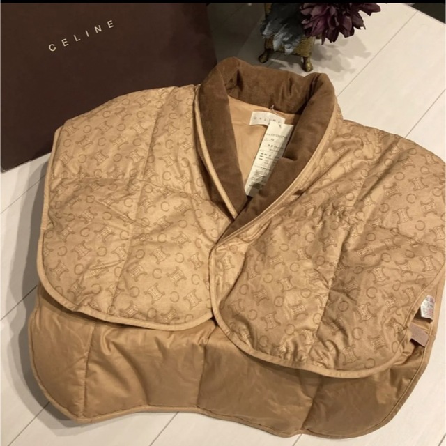 新品　未使用　CELINE マカダム柄　羽毛肩当て　ダウンベスト　ポンチョ