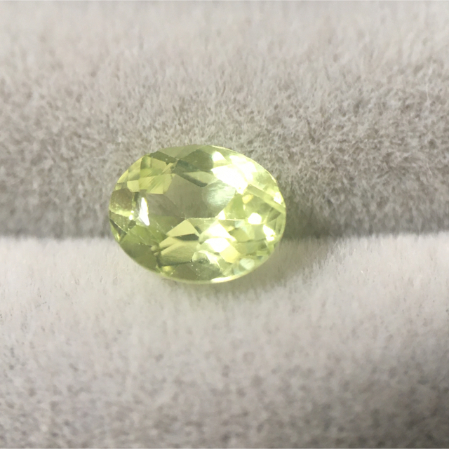 パロットクリソベリル　ルース　0.4ct ハンドメイドの素材/材料(各種パーツ)の商品写真