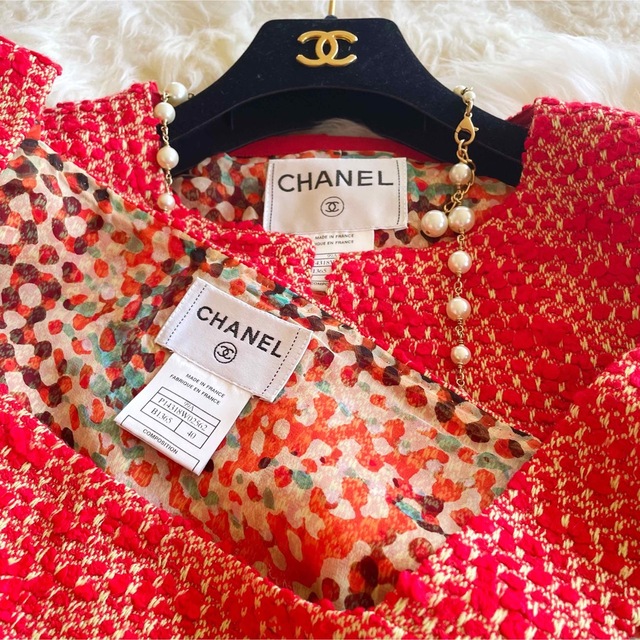 CHANEL(シャネル)の新品未使用！CHANEL ジャケット&インナー 表地ツイード裏地も可愛いです♪  レディースのジャケット/アウター(ノーカラージャケット)の商品写真