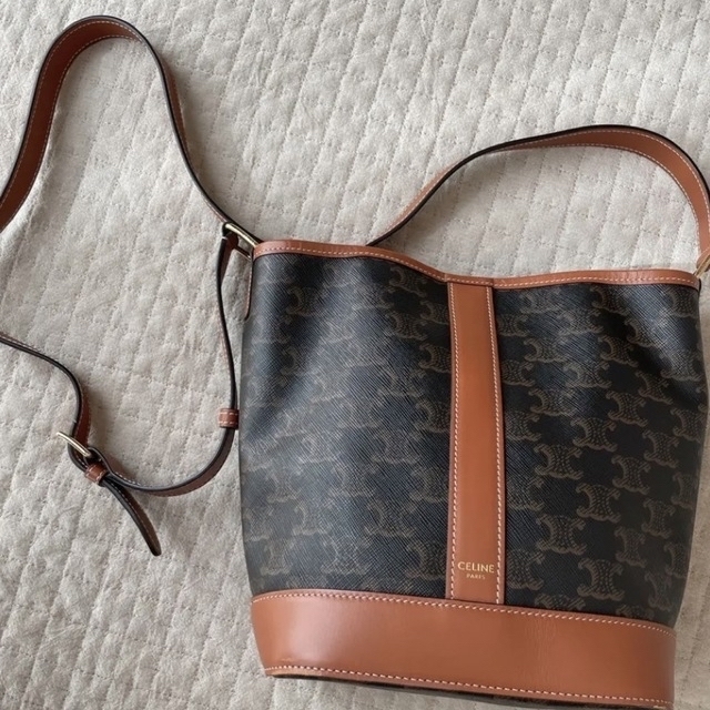 celine(セリーヌ)のセリーヌ　スモールバケットトリオンフキャンバス タン レディースのバッグ(ショルダーバッグ)の商品写真