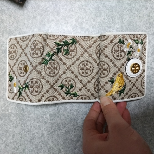 Tory Burch(トリーバーチ)のakoさま専用  Tory Burch 財布 三つ折り 刺繍 レディースのファッション小物(財布)の商品写真