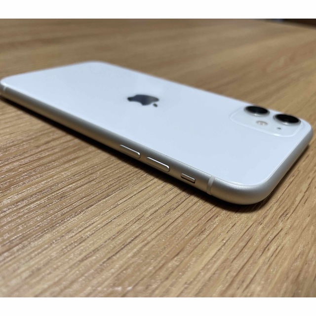 iPhone(アイフォーン)のiPhone 11 128GB White スマホ/家電/カメラのスマートフォン/携帯電話(スマートフォン本体)の商品写真